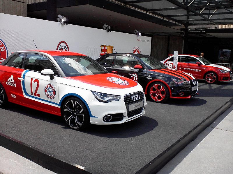 audi cup auto.jpg - Ook voor de deur 4, in teamkleuren gespoten, Audi's. Je mist er hier één, maar die stond even een stuk verderop zodat de fans er mee op de foto konden.